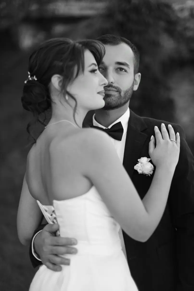 Los novios durante su primer baile en una boda en Cataluña