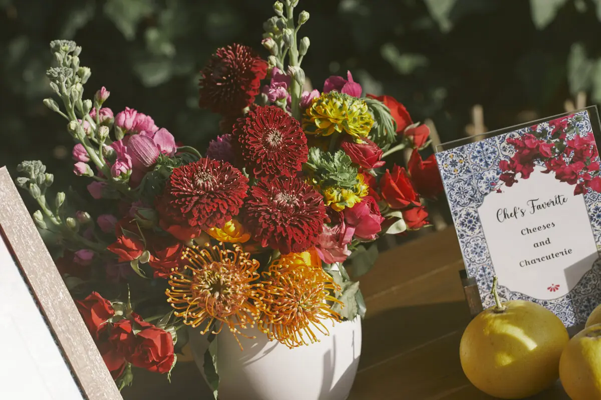 Flores de temporada junto a un menú personalizado diseñado por Les Recettes