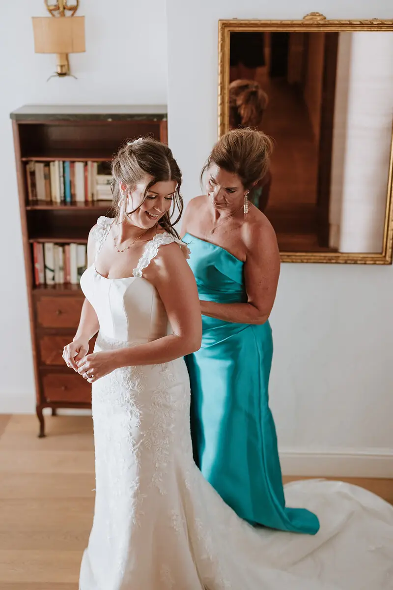 Ayudando a la novia a ponerse el vestido durante los preparativos en Barcelona