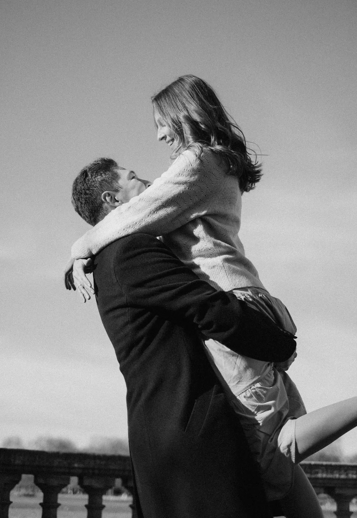 El novio levantando a la novia en una terraza durante el banquete en Cataluña