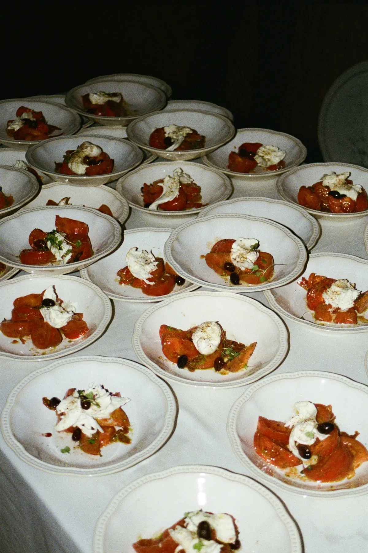 Entrantes emplatados listos para salir en una cena de boda en Cataluña