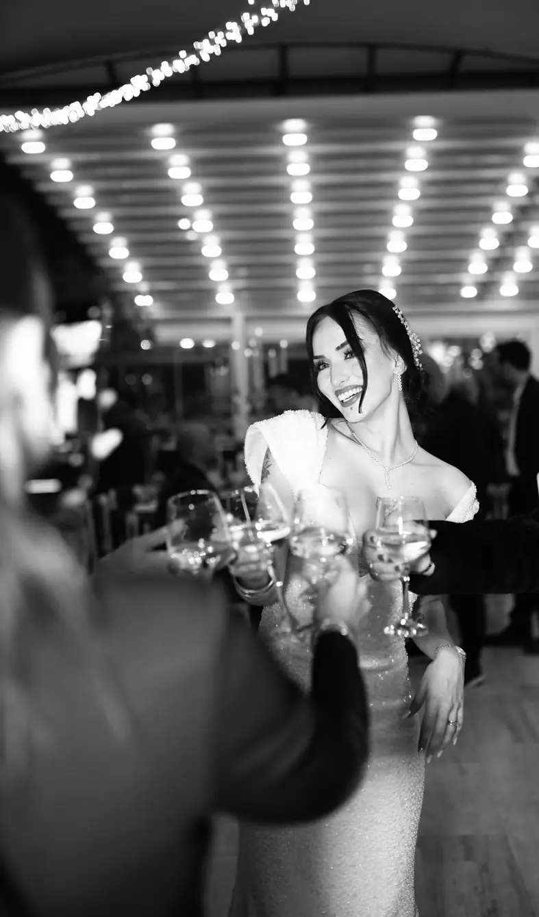Una novia riendo bajo las guirnaldas de luces en su fiesta de boda en Barcelona