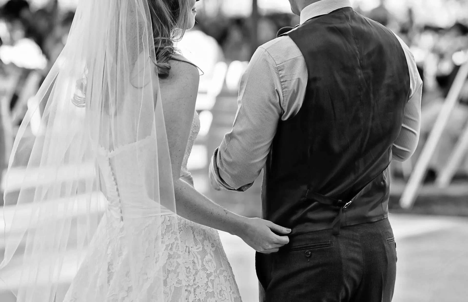 Una pareja paseando con el velo al viento en una boda de destino en España